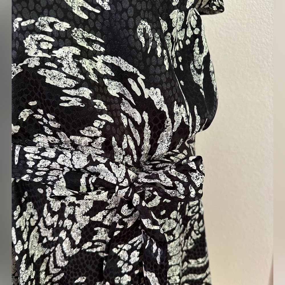 Beautifully tailored, 4 piece black and cream “batik”: 2 skirts and 2 tops - Picture 5 of 16